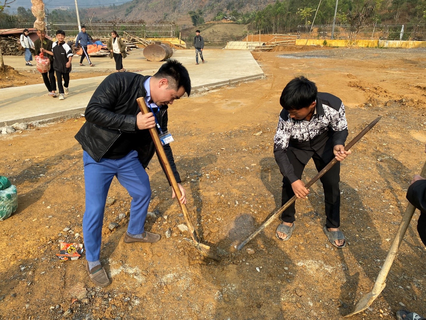 Thầy giáo Trần Công Vũ - Phó hiệu trưởng nhà trường phát động “Tết trồng cây đời đời nhớ ơn Bác Hồ” chào xuân Giáp Thìn năm 2024