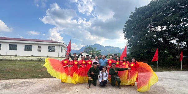 Giáo viên và học sinh Trường THCS và THPT Quyết Tiến tham gia Cuộc thi dân vũ chào mừng Ngày Phụ nữ Việt Nam 20/10 và Ngày Văn hóa Việt Nam xã Sáng Nhè.
